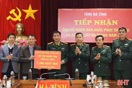 Bộ Quốc phòng trao 1.300 suất quà cho người dân vùng lũ Hà Tĩnh