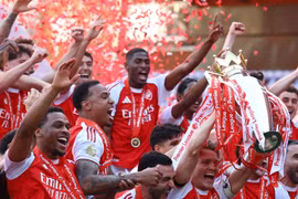 Cảm xúc vỡ òa trong ngày Arsenal nâng cúp Ngoại hạng Anh
