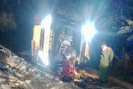 Xe khách lật ngang, 4 người chết