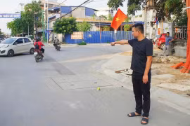 Tài xế mải dùng điện thoại, tông xe làm nữ lao công tử vong