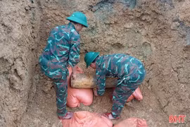 Phát hiện quả bom dài hơn 1m khi cải tạo vườn nhà