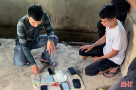 Phá tụ điểm “xóc đĩa” trong nhà hoang trên núi