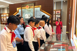 Đoàn đại biểu Hà Tĩnh dự Đại hội Cháu ngoan Bác Hồ thăm Tòa nhà Quốc hội