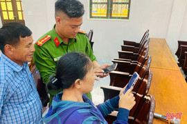 Công an Hà Tĩnh tích cực hướng dẫn người dân góp ý sửa đổi Hiến pháp