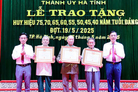 Trao Huy hiệu Đảng cho các đảng viên nhân kỷ niệm Ngày sinh Chủ tịch Hồ Chí Minh