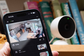 Tranh cãi việc cha mẹ lắp camera giám sát con ăn ngủ, học tập