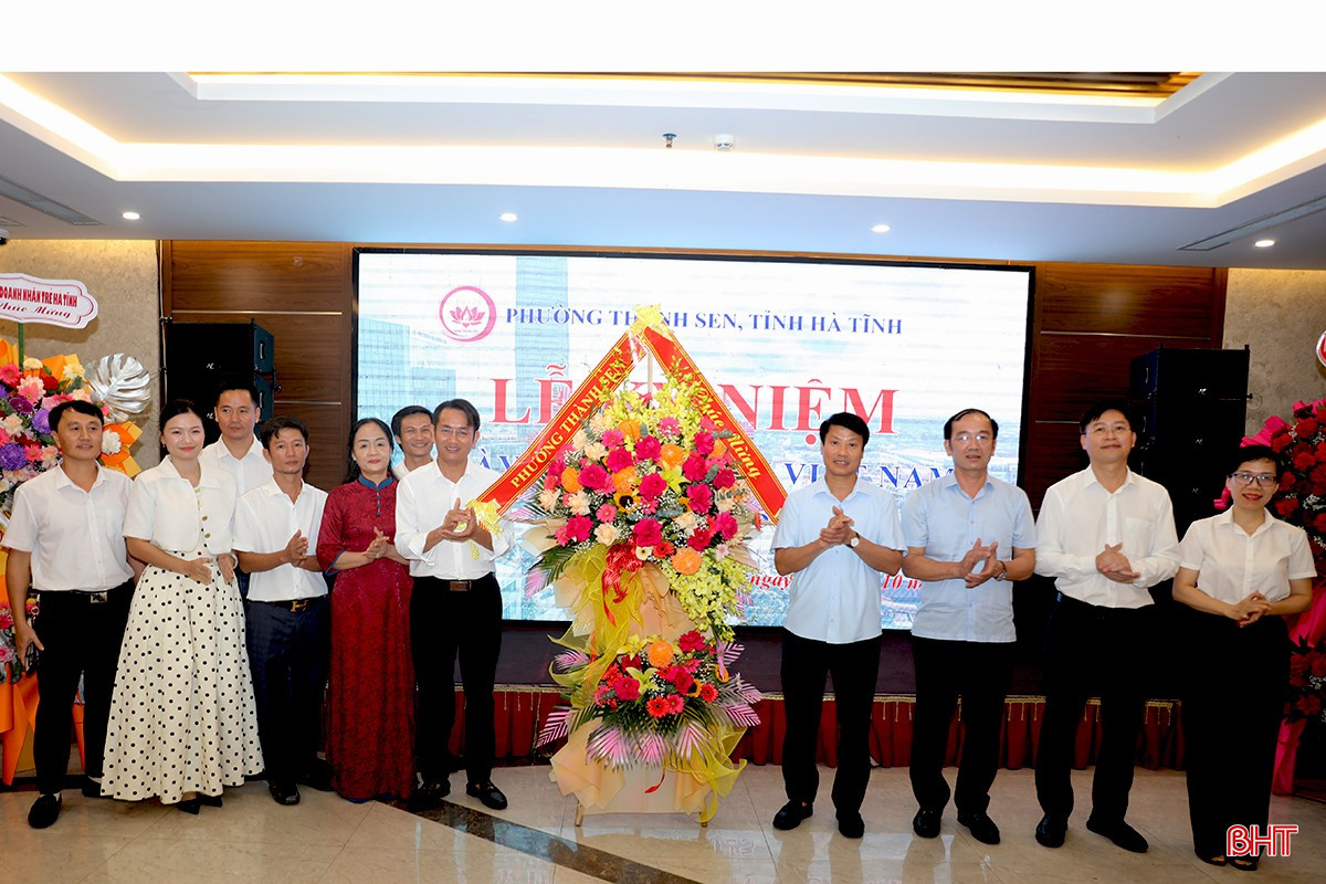 Lãnh đạo phường Thành Sen tặng hoa chúc mừng Hội Doanh nghiệp phường Thành Sen. bqbht_br_d.jpg