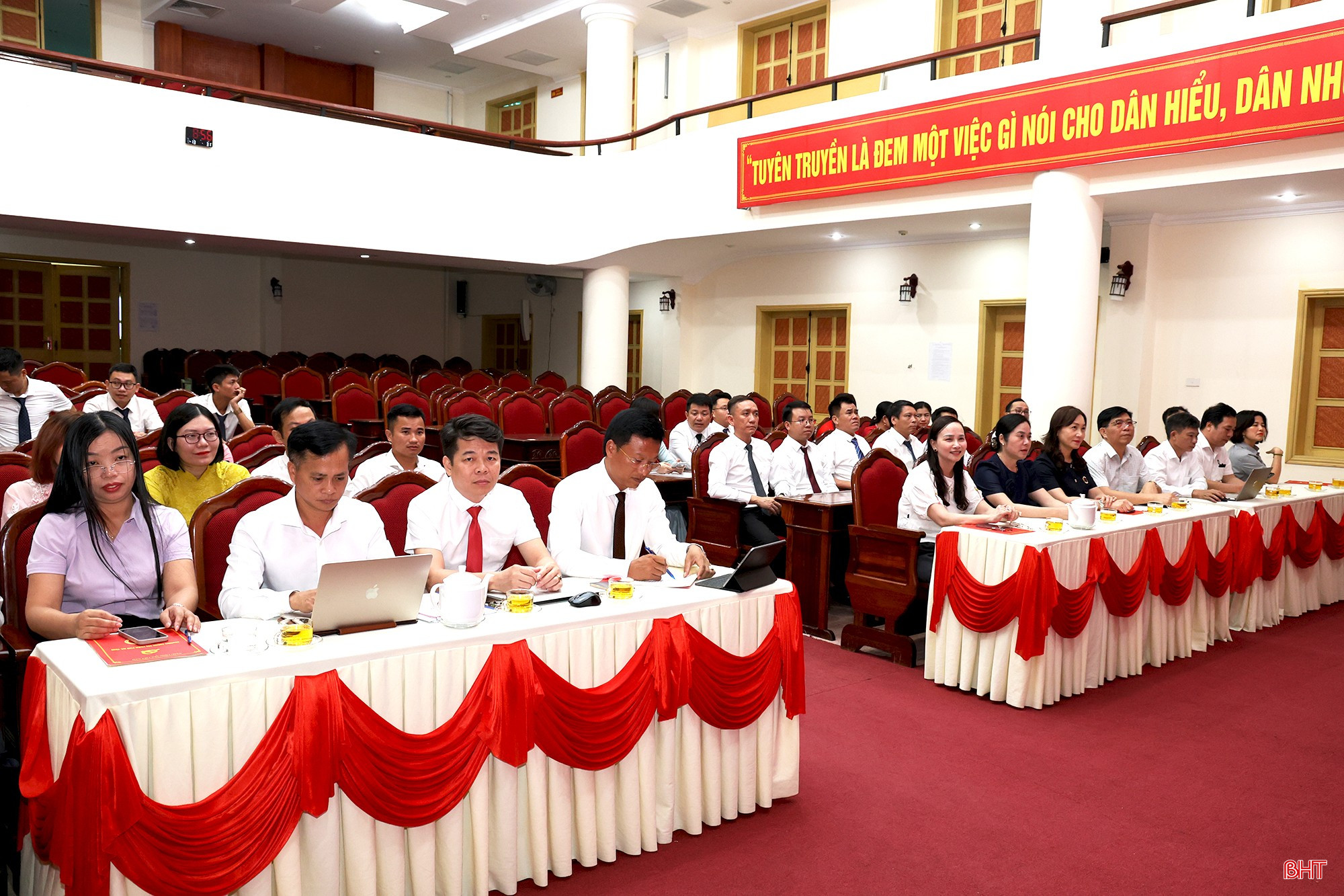Các đại biểu tham dự lễ khai giảng.