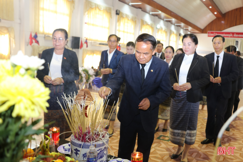 Các tầng lớp nhân dân ở Bolikhămxay dâng hương tưởng niệm các liệt sỹ. bqbht_br_8.png