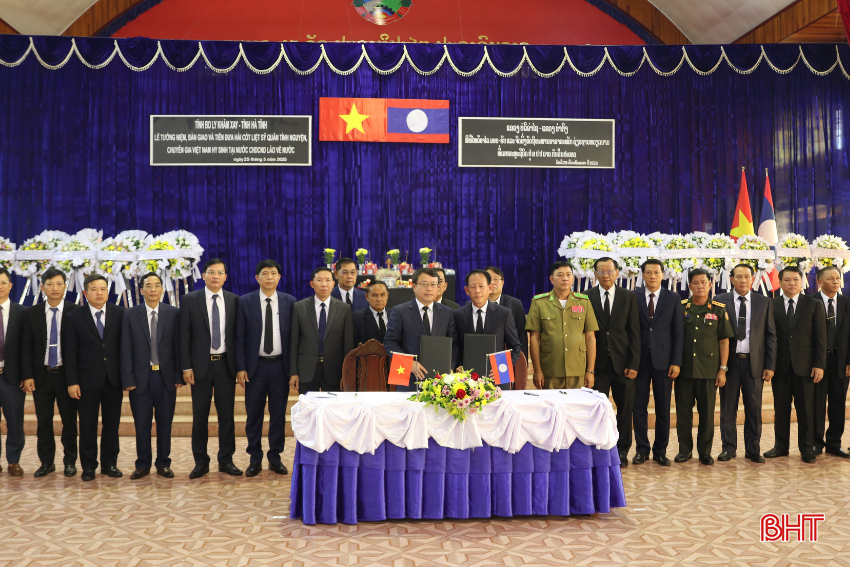 Lãnh đạo 2 tỉnh Hà Tĩnh, Bolikhămxay trao biên bản bàn giao hài cốt liệt sỹ. bqbht_br_11.png