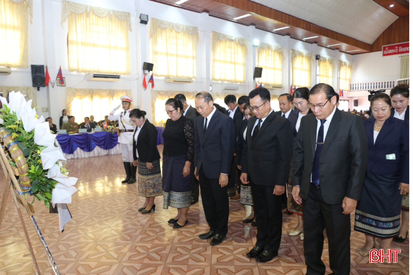 Các cơ quan trên địa bàn thị xã Pặc Xan đến dâng hoa, dâng hương tưởng niệm các liệt sỹ. bqbht_br_7.png
