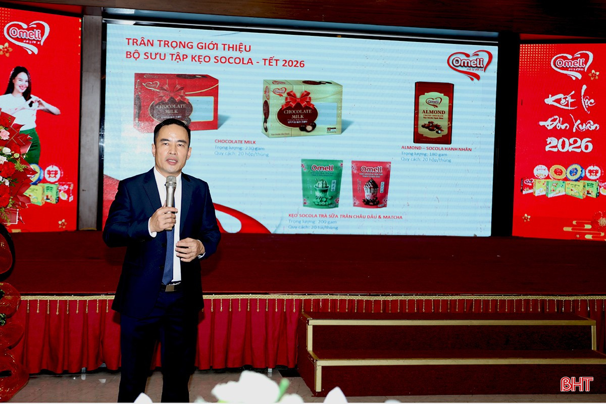 Ông Nguyễn Thái Hiển - Giám đốc Kinh doanh Công ty CP thực phẩm Omeli giới thiệu các sản phẩm mới phục vụ Tết 2026. bqbht_br_img-0308.jpg