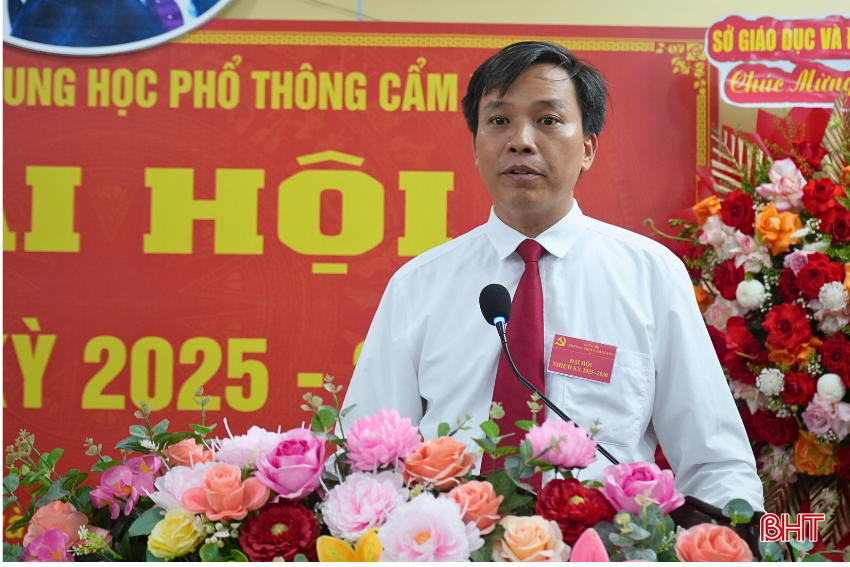 Bí thư Đảng ủy - Hiệu trưởng Trường THPT Cẩm Xuyên Võ Hữu Hà khai mạc đại hội. bqbht_br_5.png