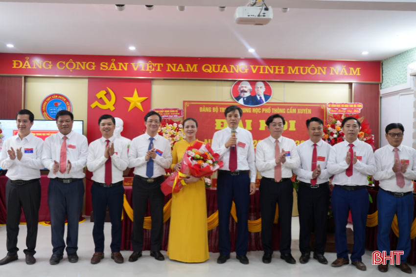 Lãnh đạo huyện Cẩm Xuyên, Sở GD&ĐT tặng hoa chúc mừng BCH Đảng bộ Trường THPT Cẩm Xuyên. bqbht_br_7.png