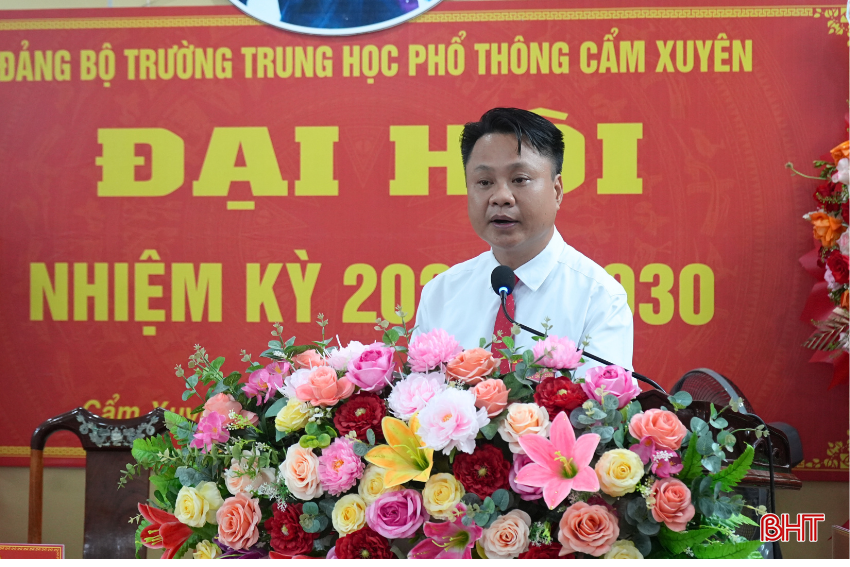 Phó Bí thư Đảng ủy, Phó Hiệu trưởng Trường THPT Cẩm Xuyên Võ Tá Tình trình bày dự thảo báo cáo chính trị của Ban Chấp hành Đảng bộ nhiệm kỳ 2020-2025 trình đại hội. bqbht_br_4.png
