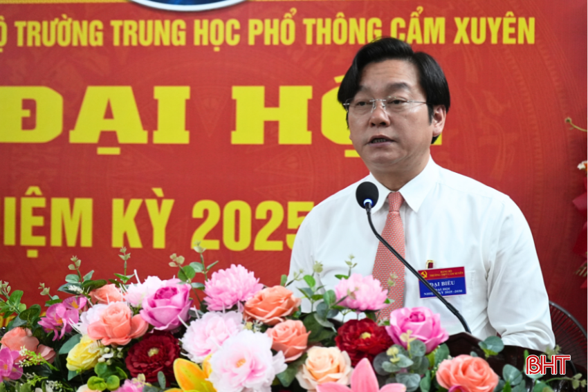 Bí thư Huyện ủy Cẩm Xuyên Nguyễn Văn Thành phát biểu chỉ đạo đại hội. bqbht_br_1.png