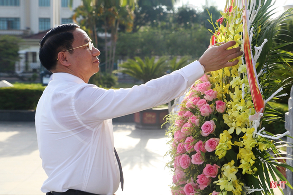 Lãnh đạo Hà Tĩnh dâng hương tưởng niệm Bác Hồ nhân kỷ niệm 75 năm Quốc khánh nước CHXHCN Việt Nam