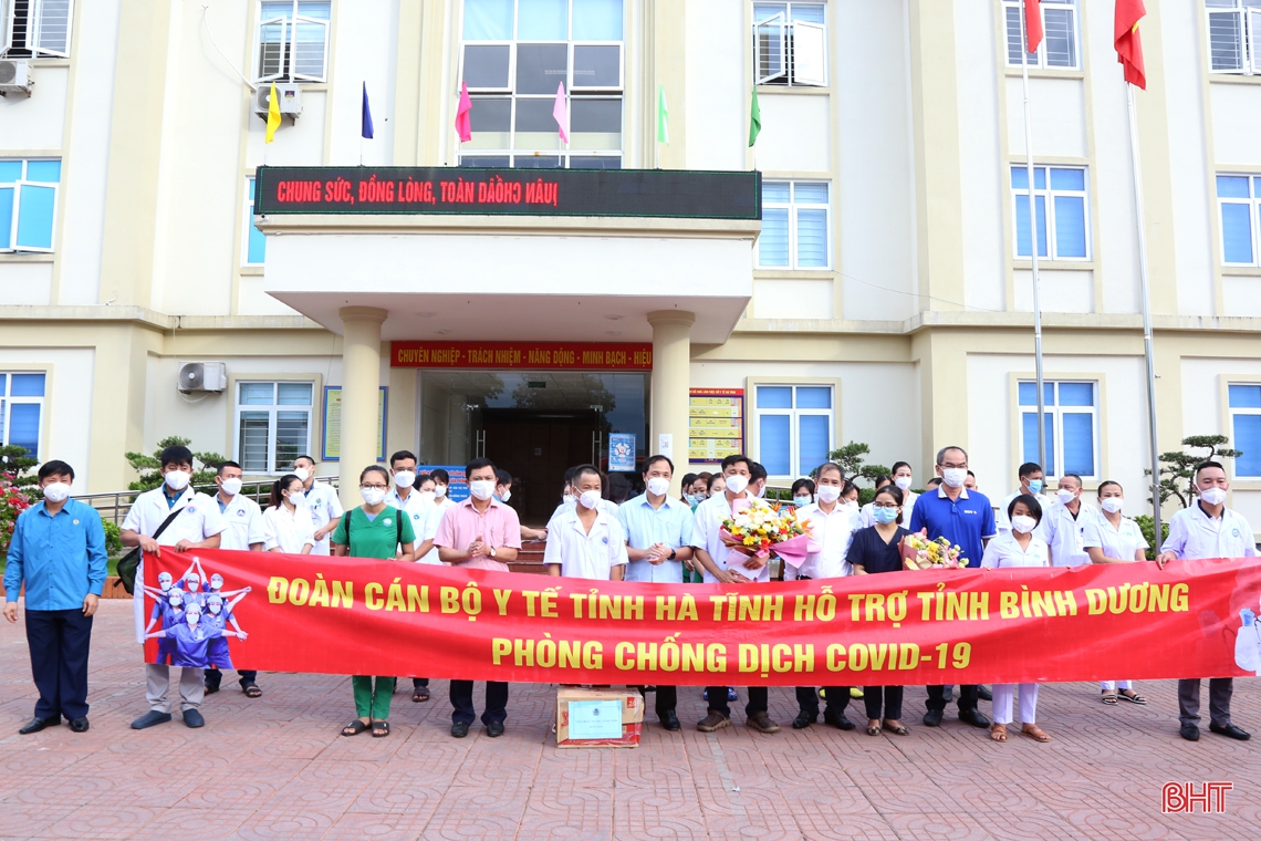 Bí thư Tỉnh ủy tiễn 32 cán bộ y tế Hà Tĩnh lên đường vào Bình Dương hỗ trợ phòng, chống dịch