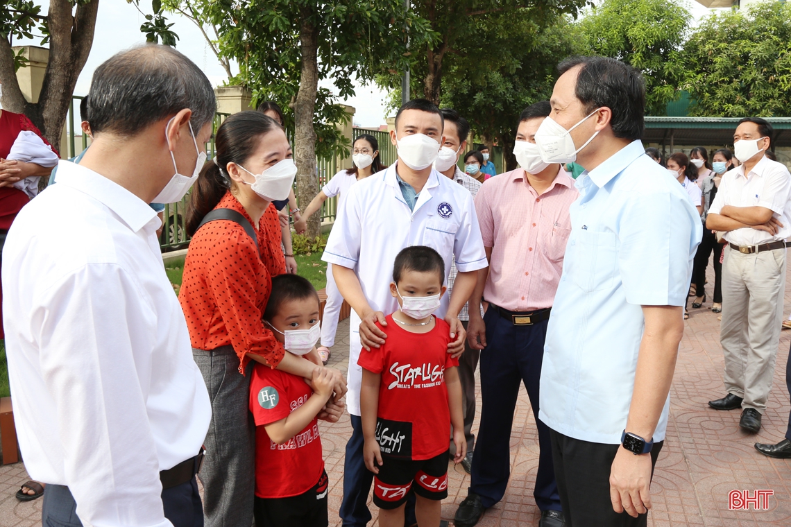 Bí thư Tỉnh ủy tiễn 32 cán bộ y tế Hà Tĩnh lên đường vào Bình Dương hỗ trợ phòng, chống dịch