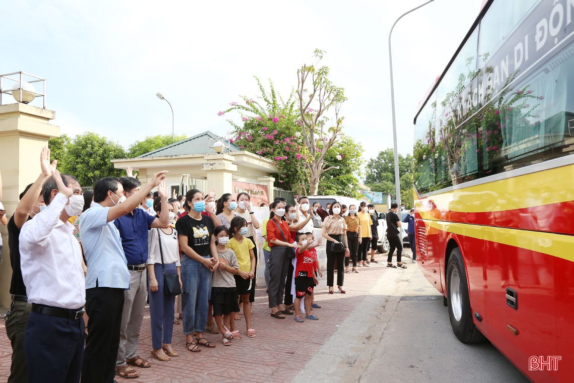 Bí thư Tỉnh ủy tiễn 32 cán bộ y tế Hà Tĩnh lên đường vào Bình Dương hỗ trợ phòng, chống dịch