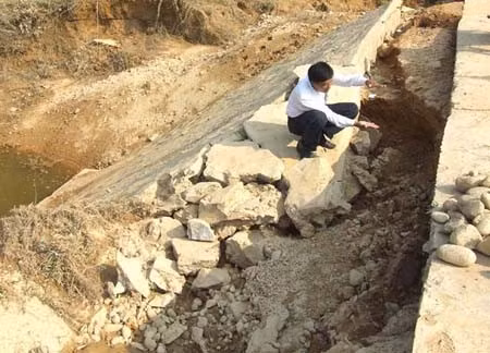Sau bão số 9, nước lũ sông Ngàn Sâu "moi ruột" hơn 1km đường bê tông liên xã Hà Linh - Phương Mỹ! ...đánh sập nhiều cầu cống trên tuyến đường này... ... để lại cho người dân Phương Mỹ nhiều "chiến lợi phẩm"... và... tiếp tục uy hiếp nhiều làng quê ở Hà Linh! Sau bão số 9, nước lũ sông Ngàn Sâu "moi ruột" hơn 1km đường bê tông liên xã Hà Linh - Phương Mỹ! ...đánh sập nhiều cầu cống trên tuyến đường này... ... để lại cho người dân Phương Mỹ nhiều "chiến lợi phẩm"... và... tiếp tục uy hiếp nhiều làng quê ở Hà Linh!