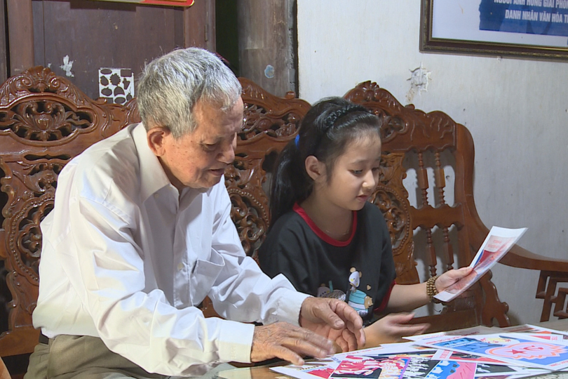 Họa sĩ Hoàng Hữu Trí trò chuyện về tranh cổ động cùng cháu gái hoa-si-hoang-huu-tri-2.png
