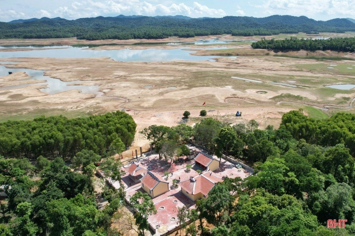 Lãnh đạo tỉnh dâng hương tại đền thờ anh hùng liệt sĩ ở hồ Kẻ Gỗ