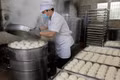 Các cơ sở sản xuất bánh bao đang đầu tư thiết bị như thế nào để nâng cao năng suất?