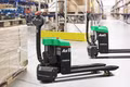 Xe nâng tay điện lựa chọn tối ưu vận hành kho bãi hiện nay