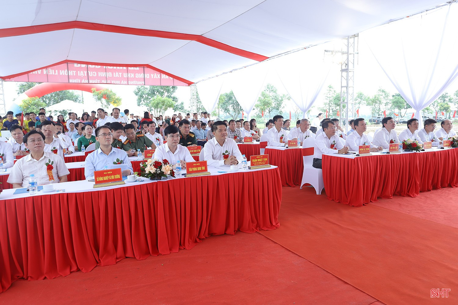 Phó Chủ tịch UBND tỉnh Dương Tất Thắng, Chủ tịch Ủy ban MTTQ tỉnh Trần Nhật Tân và các đại biểu dự lễ khởi công xây dựng khu tái định cư dự án đường sắt tốc độ cao tại TDP Liên Vinh, phường Hà Huy Tập. bqbht_br_duong-sat-toc-do-cao-5.jpg