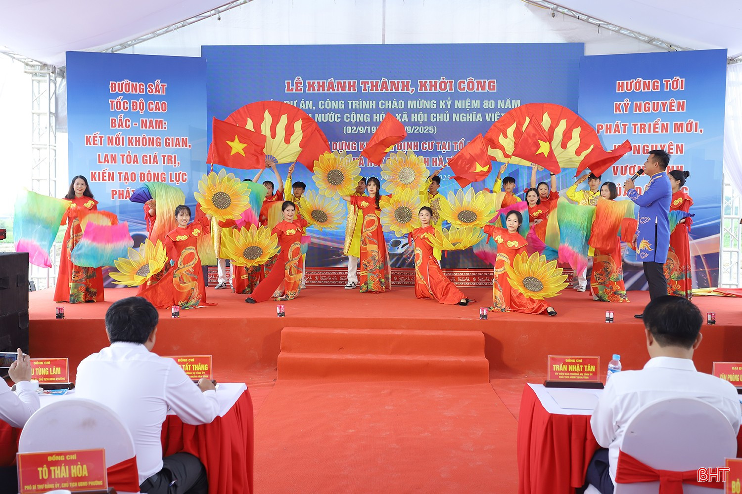 Chương trình văn nghệ chào mừng lễ khởi công xây dựng khu tái định cư dự án đường sắt tốc độ cao trên trục Bắc - Nam tại tổ dân phố Liên Vinh, phường Hà Huy Tập. bqbht_br_duong-sat-toc-do-cao-4.jpg