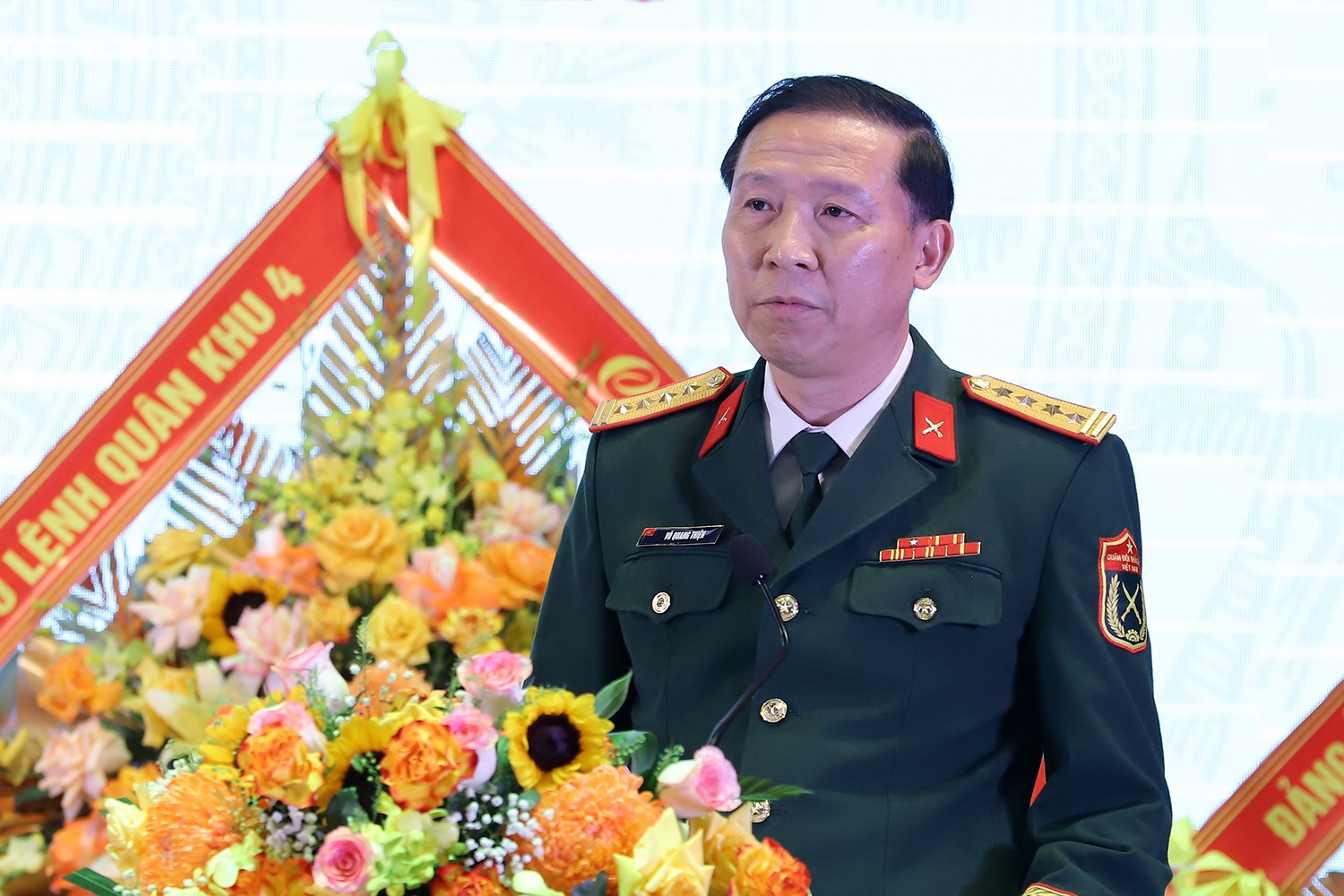 Đại tá Võ Quang Thiện đọc thư khen của Bộ trưởng Bộ Quốc phòng gửi lực lượng vũ trang Hà Tĩnh. luc-luong-vu-trang-ha-tinh-910.jpg