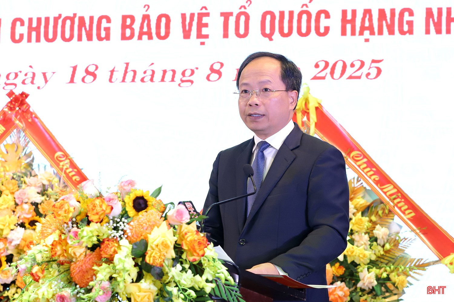 Đồng chí Nguyễn Duy Lâm – Bí thư Tỉnh ủy, Bí thư Đảng ủy Quân sự tỉnh trình bày diễn văn lễ kỷ niệm. bqbht_br_luc-luong-vu-trang-ha-tinh-8.jpg