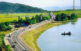 Đường vô xứ Nghệ quanh quanh. Ẩnh: PV Đường vô xứ Nghệ quanh quanh. Ẩnh: PV