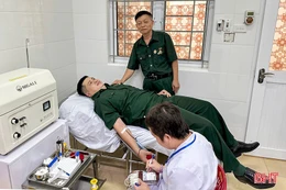 Cảm động con trai CCB từ Bắc Ninh vào Hà Tĩnh hiến máu cứu con đồng đội của bố