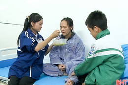 Vòng tay nhân ái: Xót thương 3 chị em mồ côi bố, mẹ điều trị tai biến