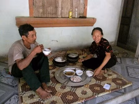 Bữa cơm đạm bạc của cặp vợ chống CCB già