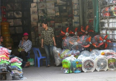 Quạt điện Trung Quốc và Thái Lan được bày bán tràn lan trên đường Đặng Dung khiến khách hàng băn khoăn về chất lượng sản phẩm