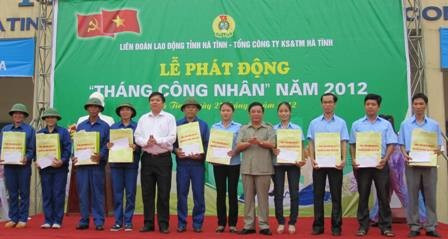 Lãnh đạo tỉnh và lãnh đạo LĐLĐ tặng quà cho các công nhân lao động tiêu biểu