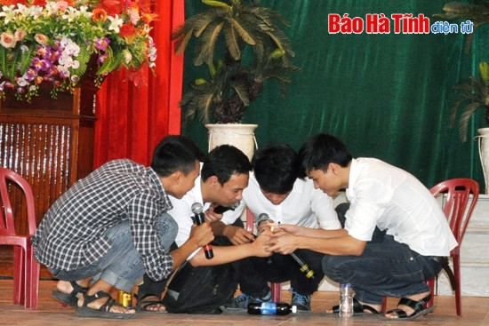 Sinh viên ĐH Hà Tĩnh tổ chức tiểu phẩm tuyên truyền phòng, chống ma túy. (Ảnh: Thu Hà) Sinh viên ĐH Hà Tĩnh tổ chức tiểu phẩm tuyên truyền phòng, chống ma túy. (Ảnh: Thu Hà)