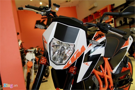 Mặt nạ đơn giản với cụm đèn pha halogen, đèn xi-nhan LED.