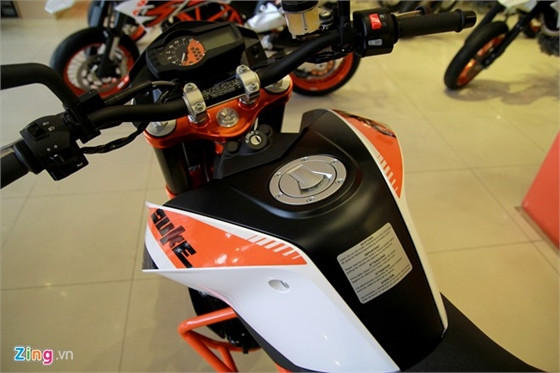 Bình xăng có dung tích 14 lít.