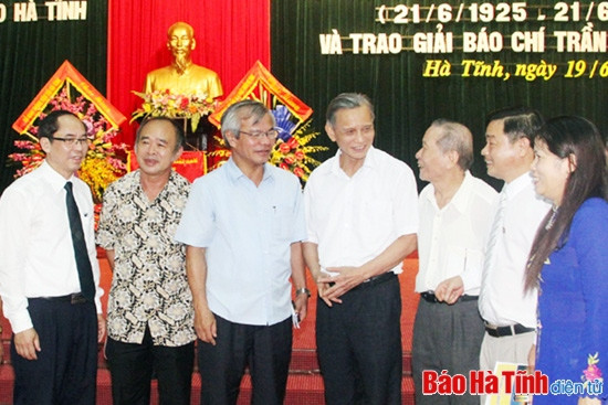 Mít-tinh kỷ niệm 90 năm Báo chí cách mạng và trao Giải Báo chí Trần Phú ảnh 1