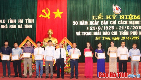 Mít-tinh kỷ niệm 90 năm Báo chí cách mạng và trao Giải Báo chí Trần Phú ảnh 8