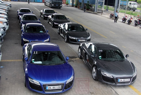 Giàn xe Audi R8 V10 mới cập cảng Sài Gòn.