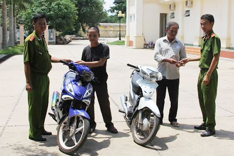 Người dân vui mừng nhận lại tài sản bị mất.