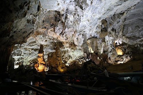 Du khách thăm động Tiên Sơn, thuộc vườn quốc gia Phong Nha - Kẻ Bàng. Ảnh: Hoàng Táo