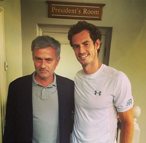 Jose Mourinho chụp ảnh với Murray sau trận đấu