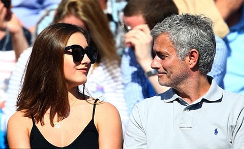 Jose Mourinho và cô con gái Matilde trên khán đài