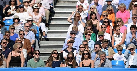 Jose Mourinho và cô con gái Matilde trên khán đài